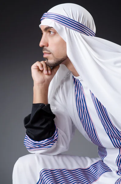 Empresário árabe isolado no branco — Fotografia de Stock