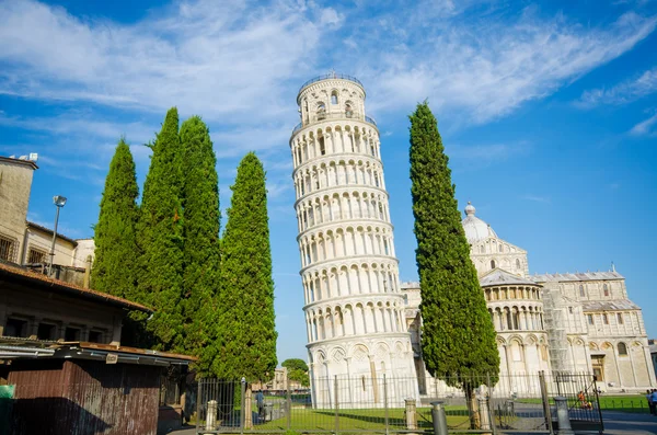 Famosa torre inclinada de Pisa durante o dia de verão — Fotografia de Stock