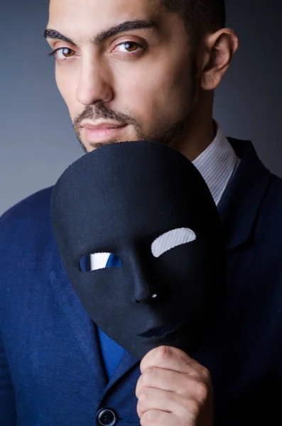 Άνθρωπος με μάσκες στην έννοια της υποκρισίας — Φωτογραφία Αρχείου