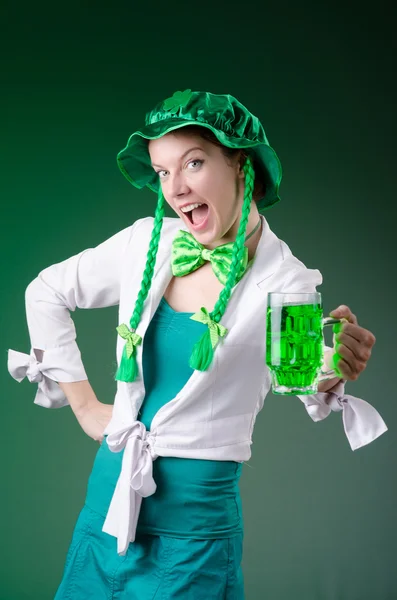 Ung flicka i saint patrick fest konceptet — Stockfoto