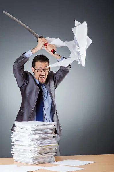 Homme d'affaires coupant la pile de papier — Photo