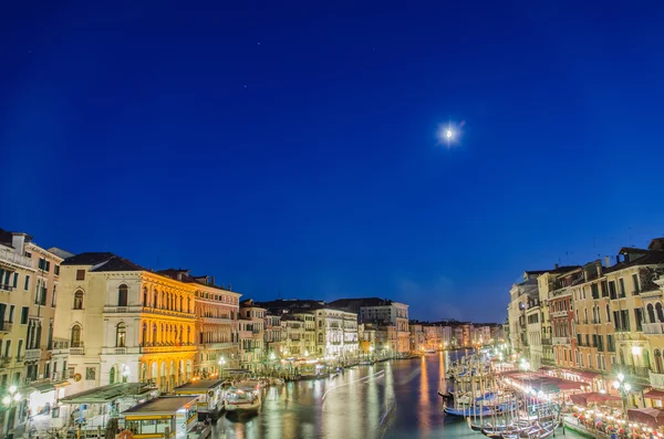 VENEZIA, ITALIA - 30 GIUGNO: Vista dal ponte di Rialto il 30 giugno 201 — Foto Stock