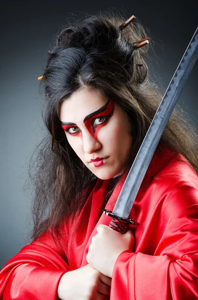 Femme épée guerrier dans sombre studio — Photo