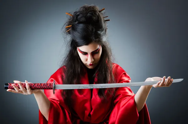 Espada guerrera femenina en estudio oscuro —  Fotos de Stock