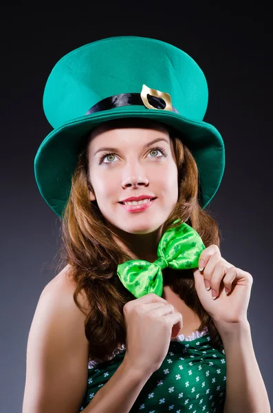 Junges mädchen in saint patrick feier konzept — Stockfoto