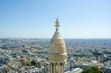 Parlak yaz gününde Paris 'in silüeti