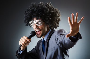 adam afro saç kesimi şarkı Studio