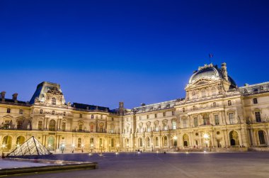 Paris - Ağustos 18: louvre Müzesi, günbatımı üzerinde Ağustos 18, 2012 yılında