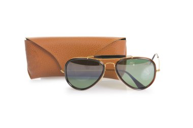 Beyaz üzerinde izole edilmiş zarif güneş gözlükleri.