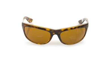 Beyaz üzerinde izole edilmiş zarif güneş gözlükleri.