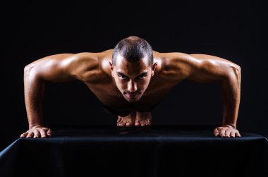 kaslı adam koyu Studio