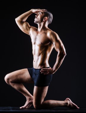 kaslı adam koyu Studio