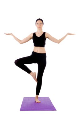 Beyaz üzerinde egzersiz yapan genç bir kadın.