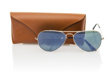 Beyaz üzerinde izole edilmiş zarif güneş gözlükleri.