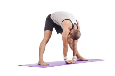 Beyazlar üzerinde egzersiz yapan adam.