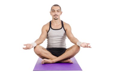 Beyazlar üzerinde egzersiz yapan adam.