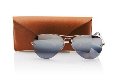 Beyaz üzerinde izole edilmiş zarif güneş gözlükleri.