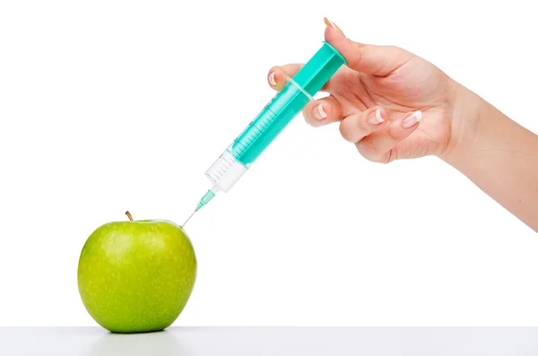 Chemisches Experiment mit Apfel und Spritze — Stockfoto