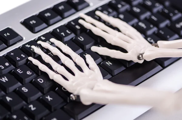 Esqueleto trabalhando no teclado — Fotografia de Stock