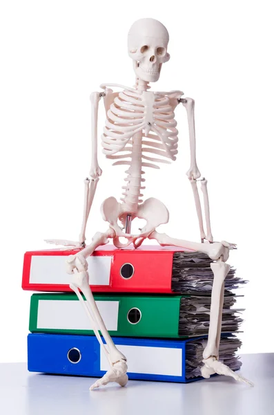 Esqueleto com pilha de arquivos em branco — Fotografia de Stock