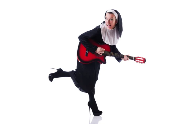 Монахиня играет на гитаре — стоковое фото