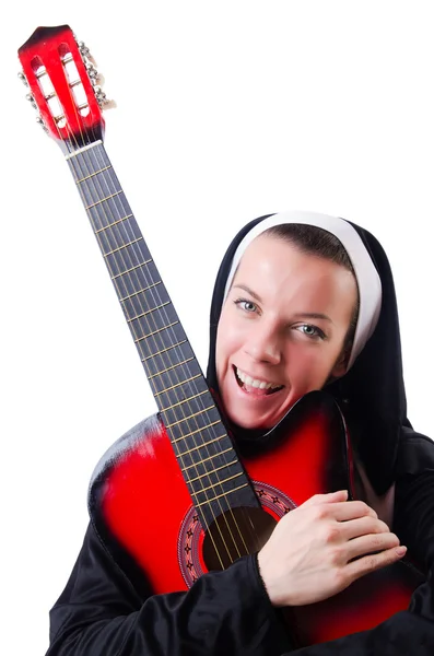Monja tocando la guitarra aislada en blanco — Foto de Stock