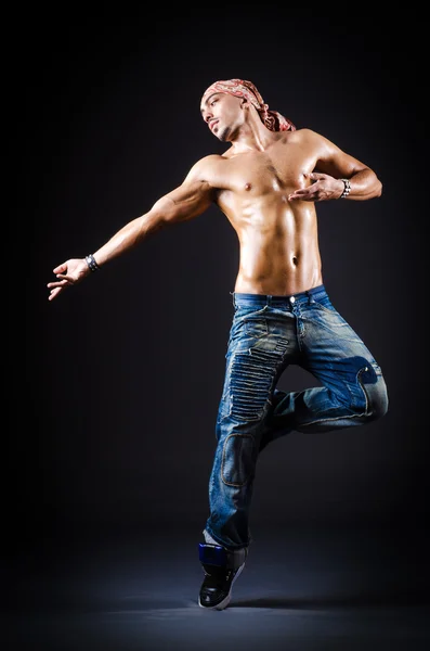 Dancer dancing in dark room — Stock Photo, Image