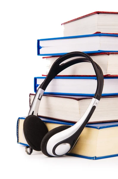 Koncepcja książki audio ze słuchawkami na biały — Zdjęcie stockowe