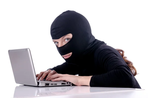 Hacker con computer che indossa passamontagna — Foto Stock