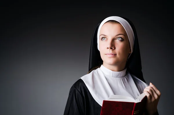 Joven monja en concepto religioso — Foto de Stock