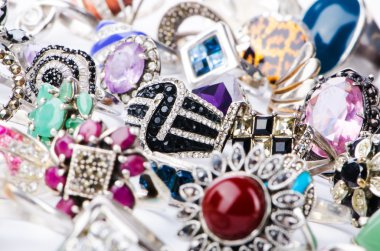 Beyaz mücevher yüzük koleksiyonu