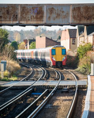 Aydınlık yaz günü yapılan demiryolu parça