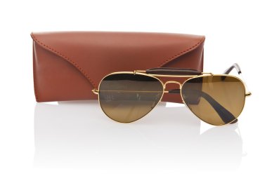 Beyaz üzerinde izole edilmiş zarif güneş gözlükleri.