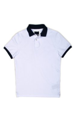 Beyaz arkaplanda yalıtılmış erkek tişörtü