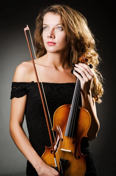 Vrouw performer met viool in studio — Stockfoto