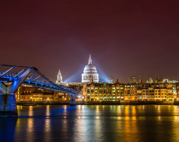 Saint paul-katedralen på natten i london — Stockfoto