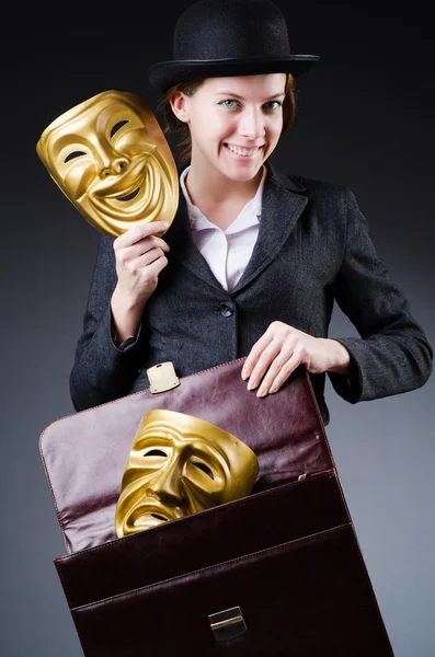 Frau mit Maske in Heuchelei-Konzept — Stockfoto