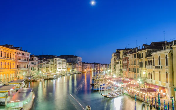 Venedig, Italien - 30 juni: utsikten från rialto-bron på den 30 juni, 201 — Stockfoto