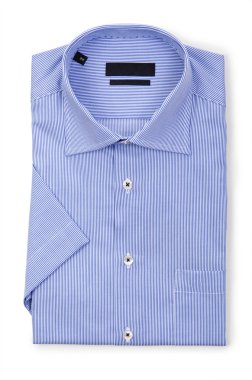 Beyaz gömlekli hoş bir erkek.