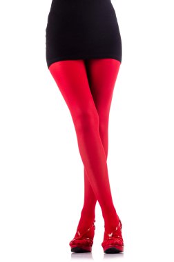 Uzun bacaklı ve çoraplı bir kadın.