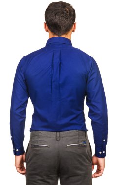 Beyaz gömlekli erkek model.