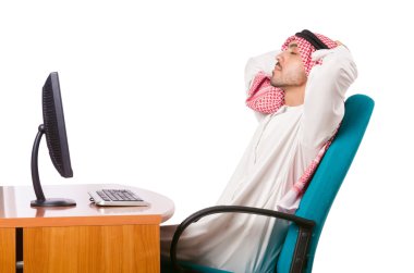 Arap işadamı bilgisayarda çalışıyor