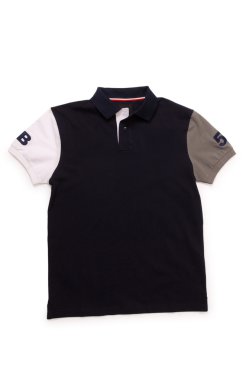 Beyaz arkaplanda yalıtılmış erkek tişörtü