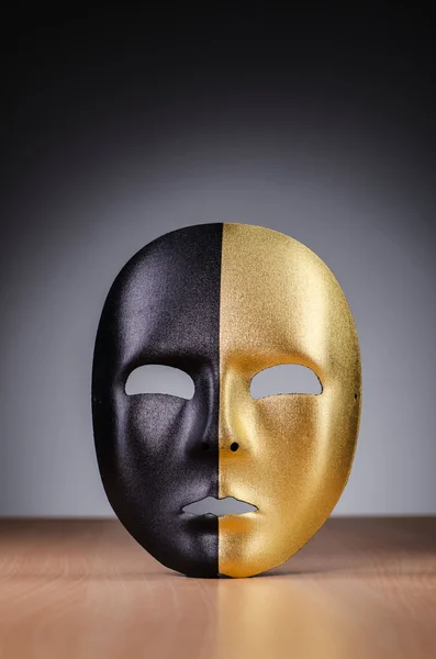 Maska proti tmavému pozadí — Stock fotografie