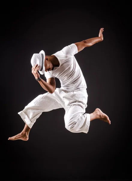 Dançarino dança em roupas brancas — Fotografia de Stock