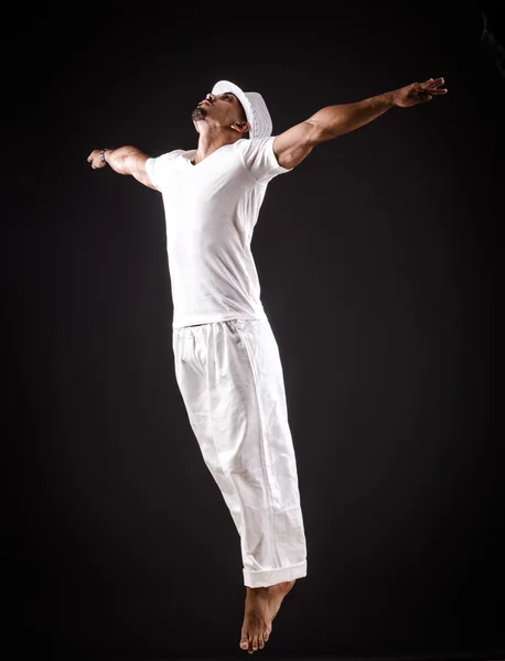 Bailarina bailando bailando con ropa blanca — Foto de Stock