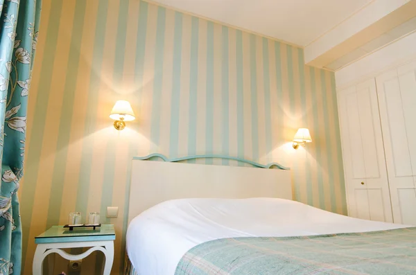 Hotelový pokoj s manželskou postelí — Stock fotografie
