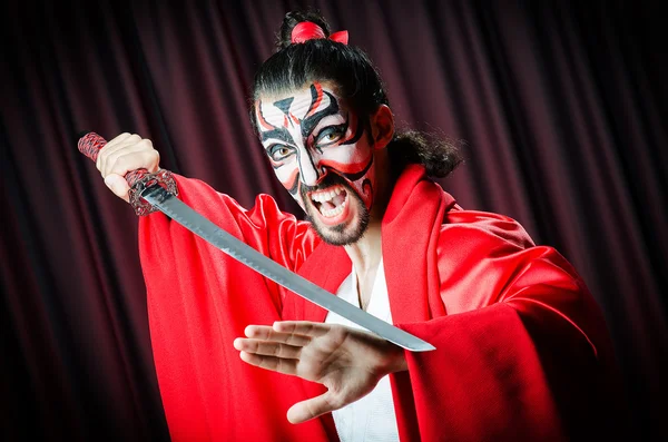 Man met zwaard en gezicht masker — Stockfoto