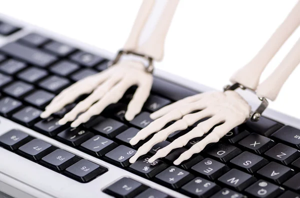 Скелет, работающий на клавиатуре — стоковое фото