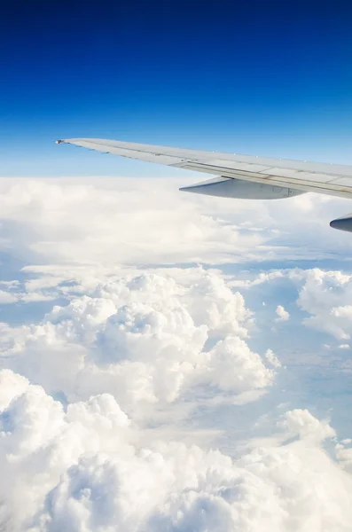 Flugzeugflügel aus dem Fenster — Stockfoto